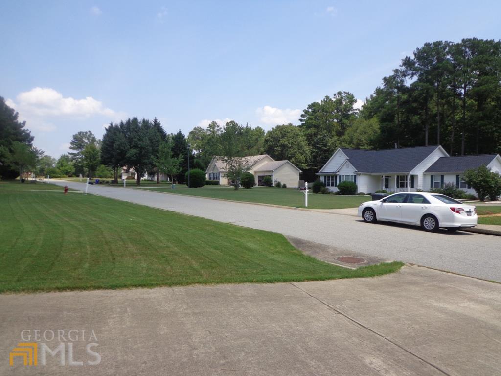45 Chemin Place Sharpsburg, GA 30277 - Photo 25 of 26 a couple of cars parked in front of a house