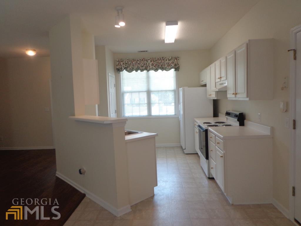 45 Chemin Place Sharpsburg, GA 30277 - Photo 5 of 26 a kitchen with cabinets and window
