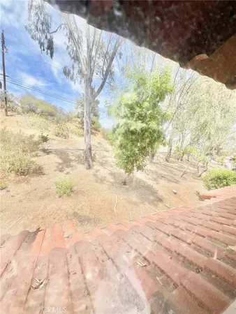 a view of back yard of the house