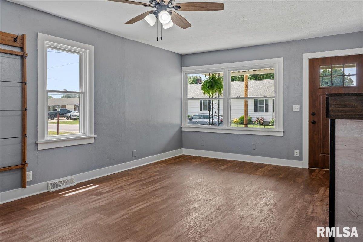 806 9th Street Pawnee, IL 62558 - Photo 7 of 36