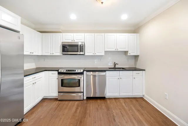 $7,100 | 221 Weaver Street, Unit 19C, Greenwich, CT 06831