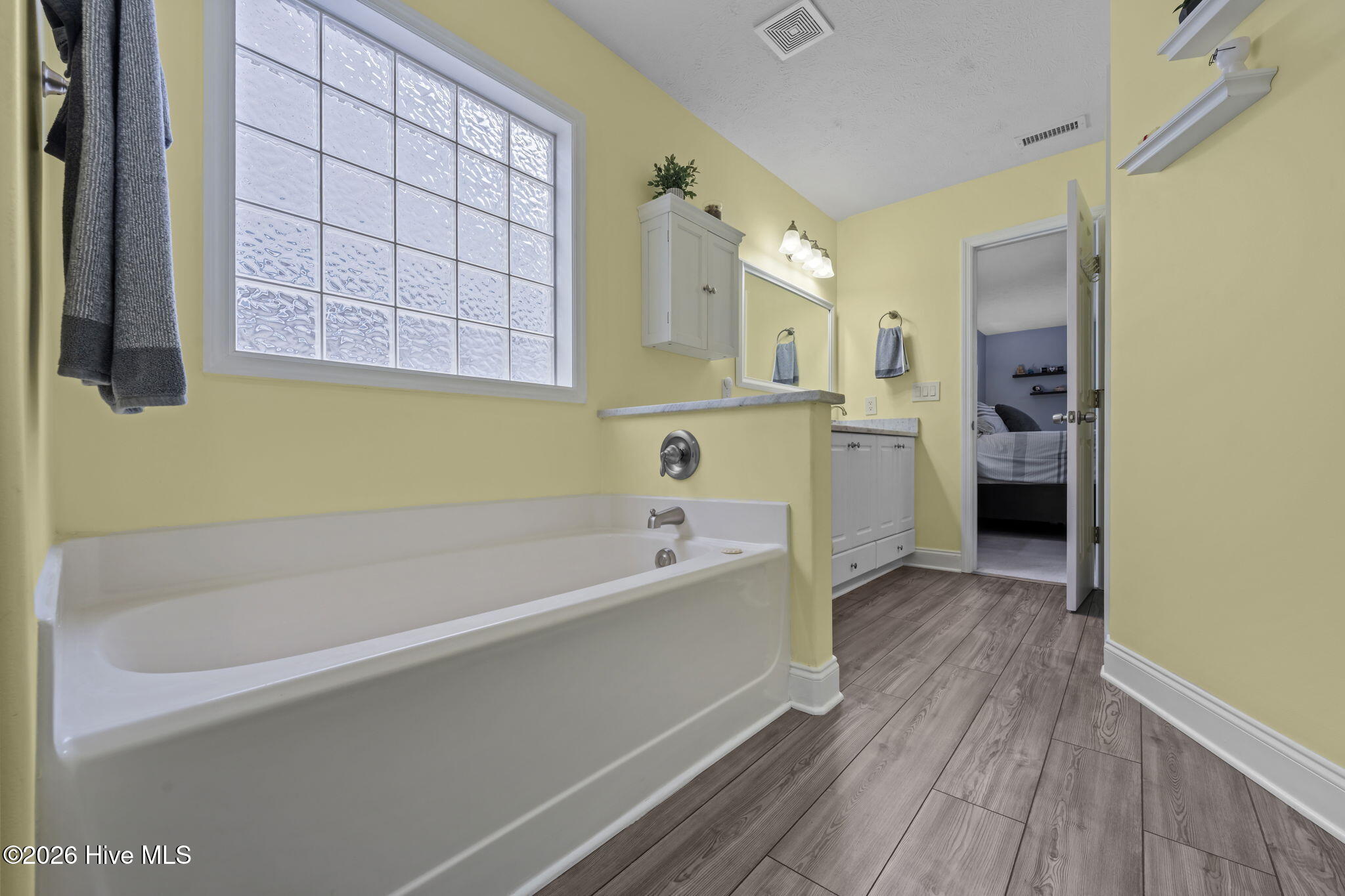 412 Neuchatel Road New Bern, NC 28562 - Photo 20 of 43 Master Bath