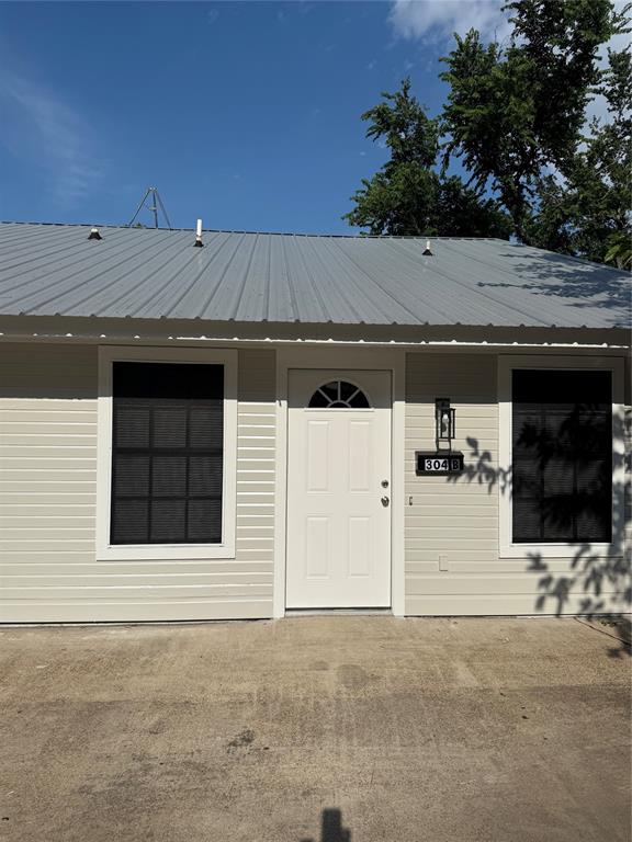 304 East Hickory Street, Unit B Kaufman, TX 75142 - Photo 2 of 14 a view of a house with backyard space