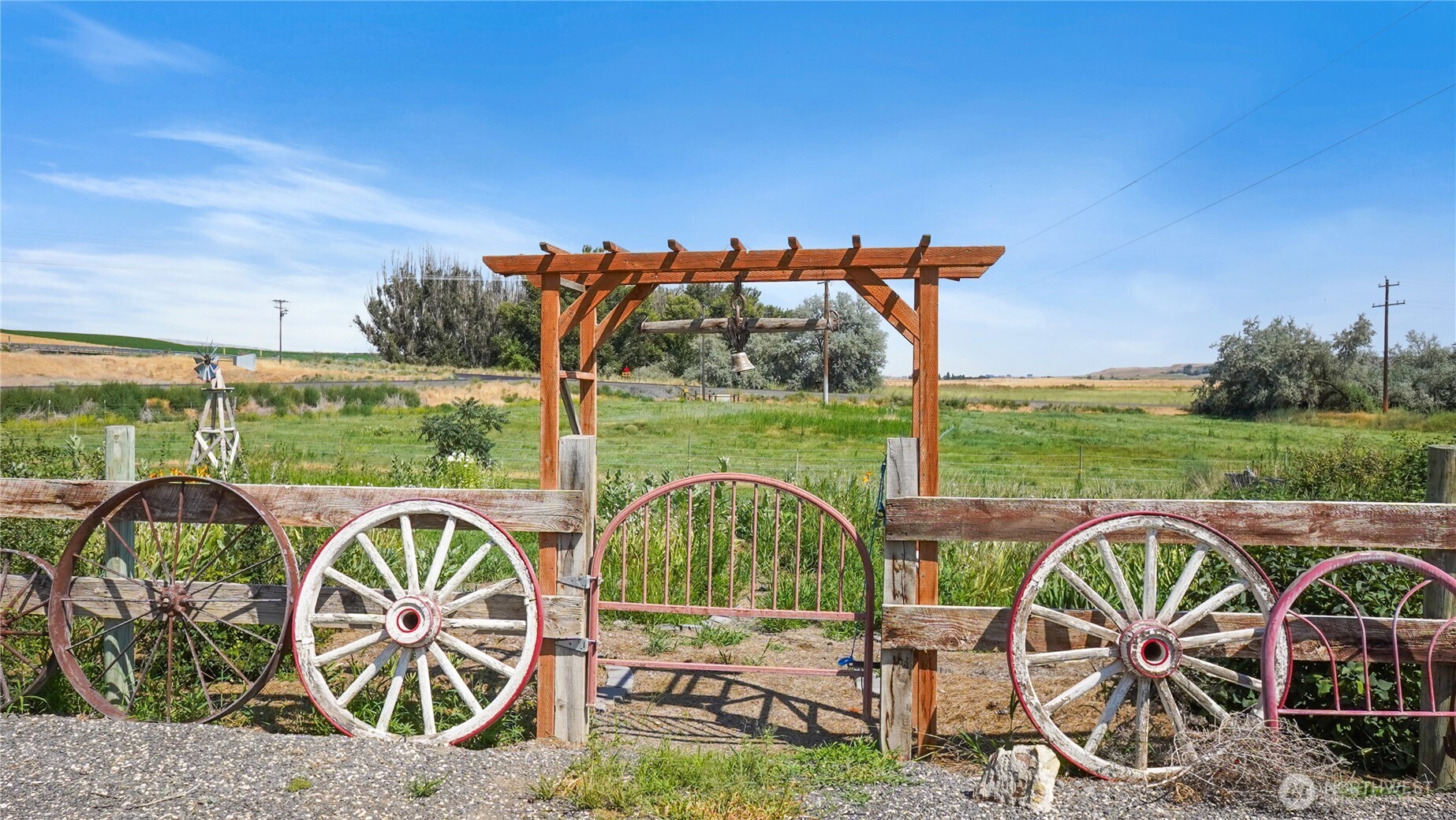 101 Mail Road Othello, WA 99344 - Photo 39 of 40 an outdoor view with a sitting space