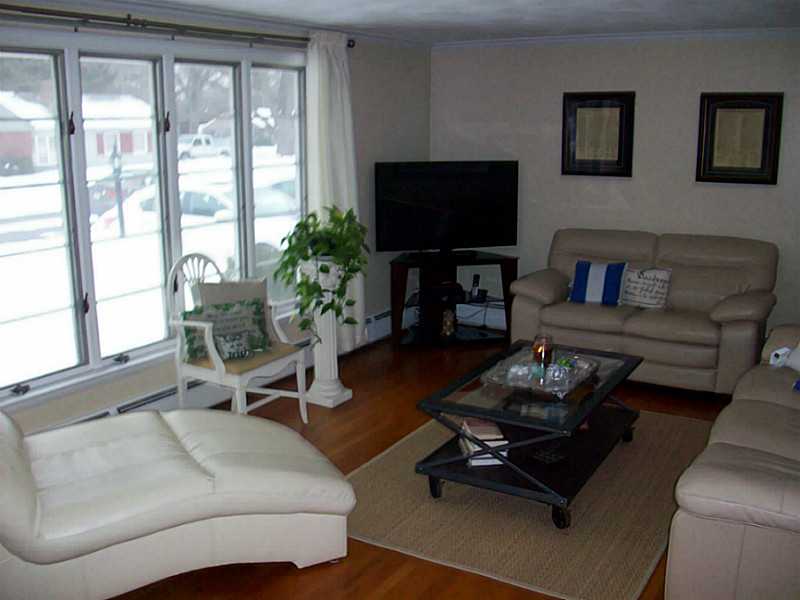 14 Killdeer Road Warwick, RI 02888 - Photo 4 of 25 Living Room.