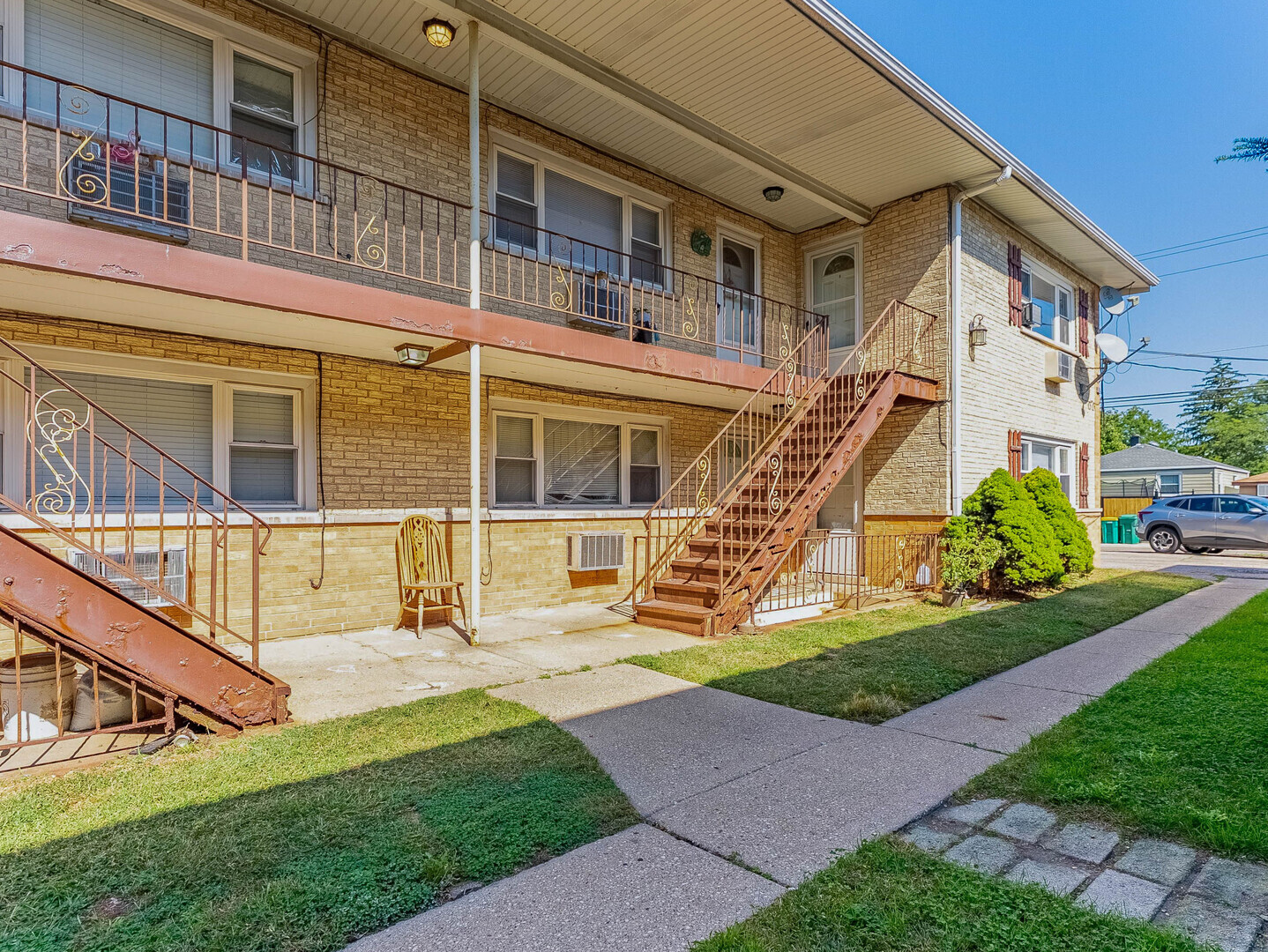 a view of a house with a yard