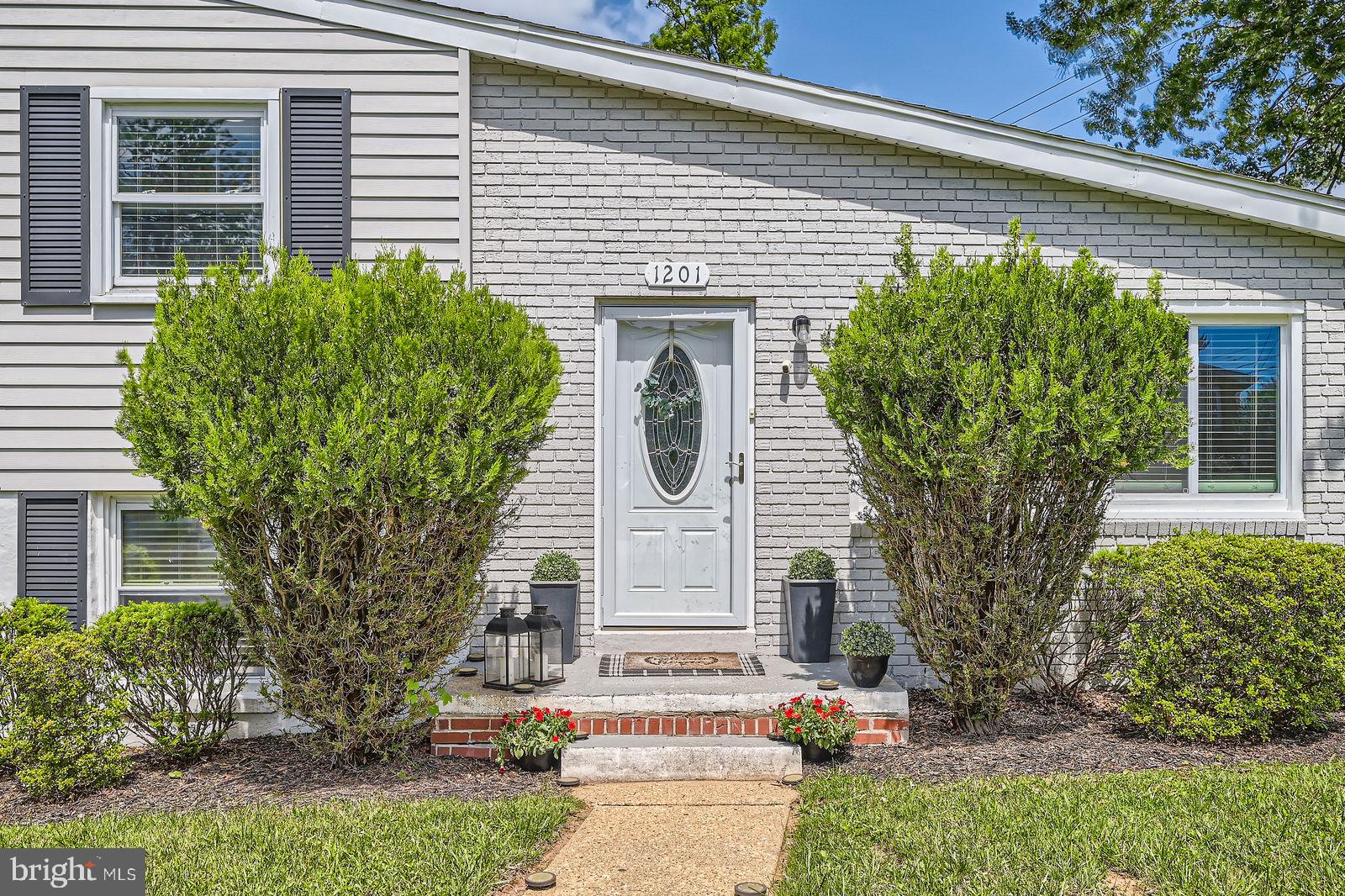 1201 Cobb Road Baltimore, MD 21208 - Photo 3 of 28 a front view of a house with garden