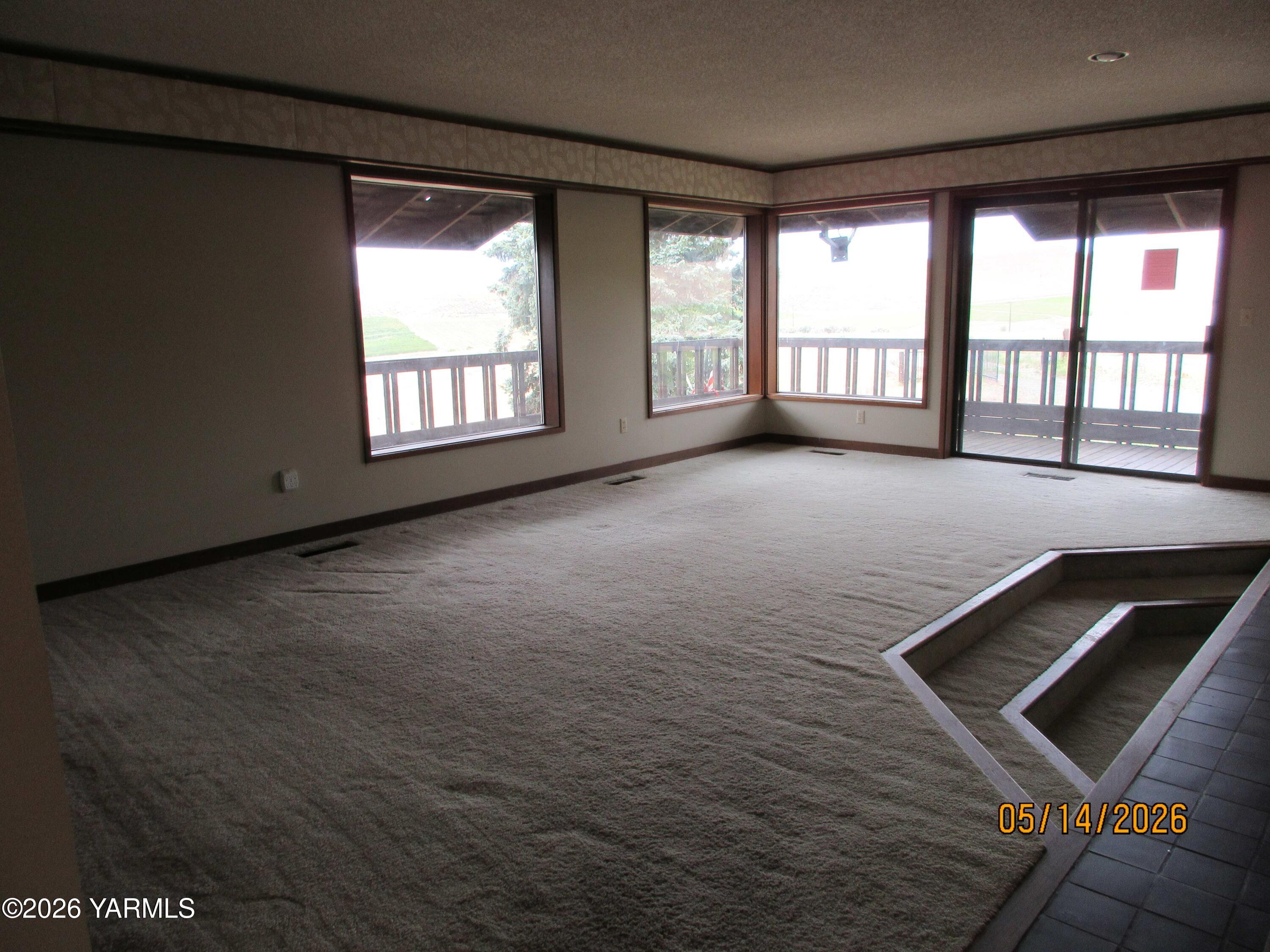1303 Nightingale Road Wapato, WA 98951 - Photo 4 of 26 an empty room with windows