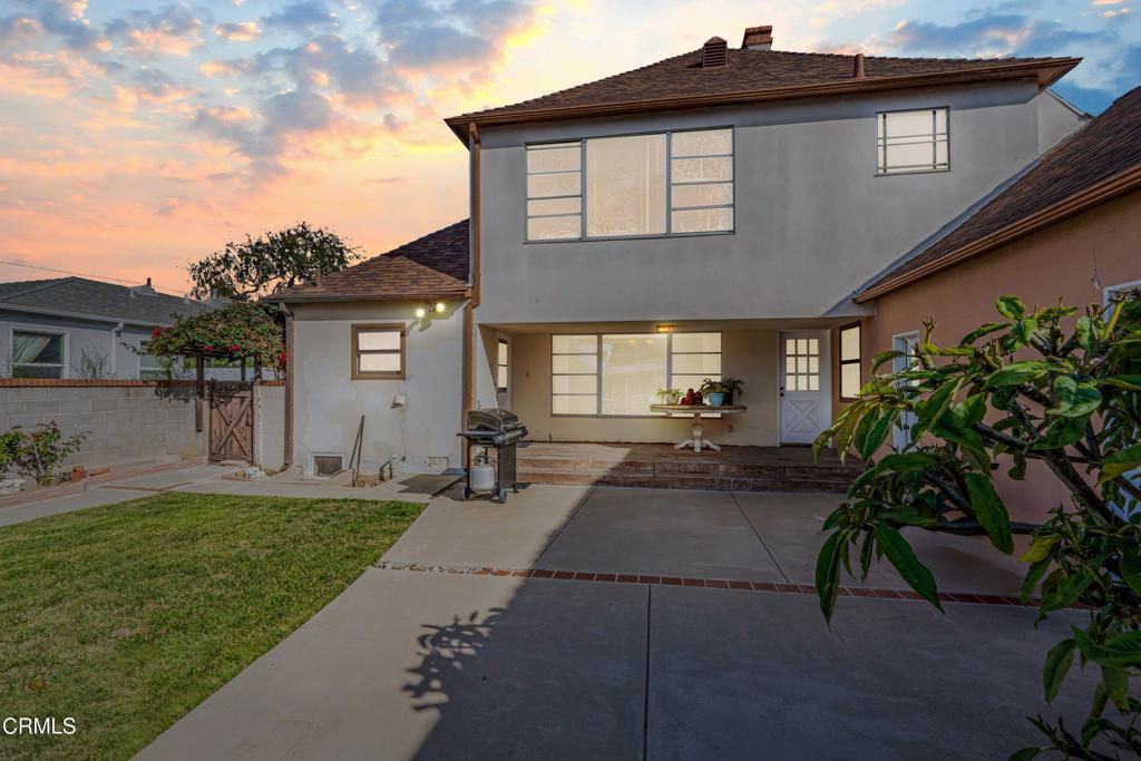 336 Doris Avenue Oxnard, CA 93030 - Photo 39 of 44 a front view of a house with a yard