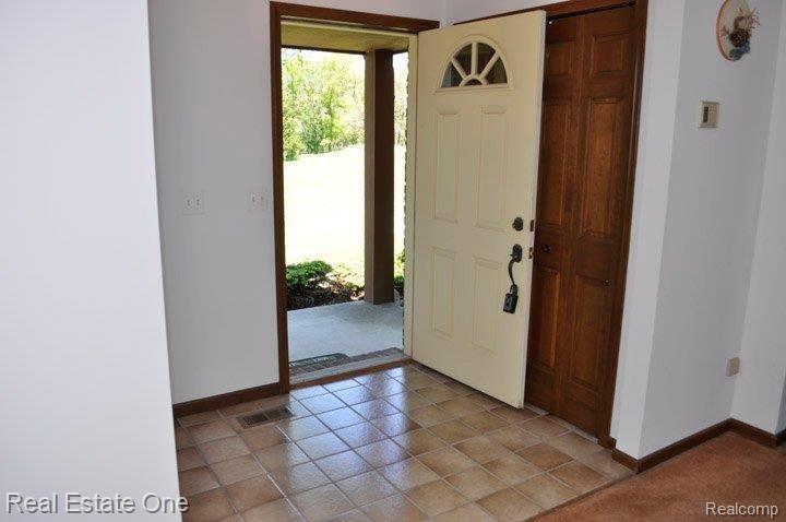 6248 Challis Road Brighton, MI 48116 - Photo 2 of 24 Entry