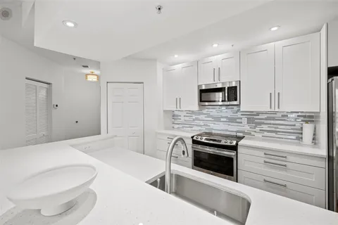 $595,000 | 3020 Northeast 32nd Avenue, Unit PH11, Fort Lauderdale, FL 33308