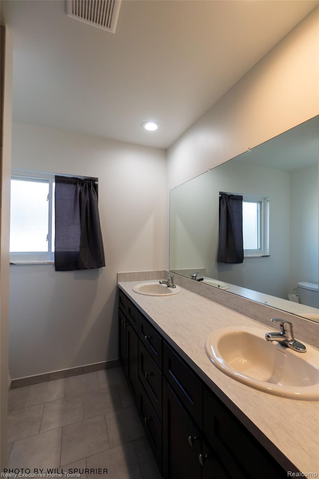11420 Racine Road Warren, MI 48093 - Photo 18 of 35 Bathroom3(1).jpg