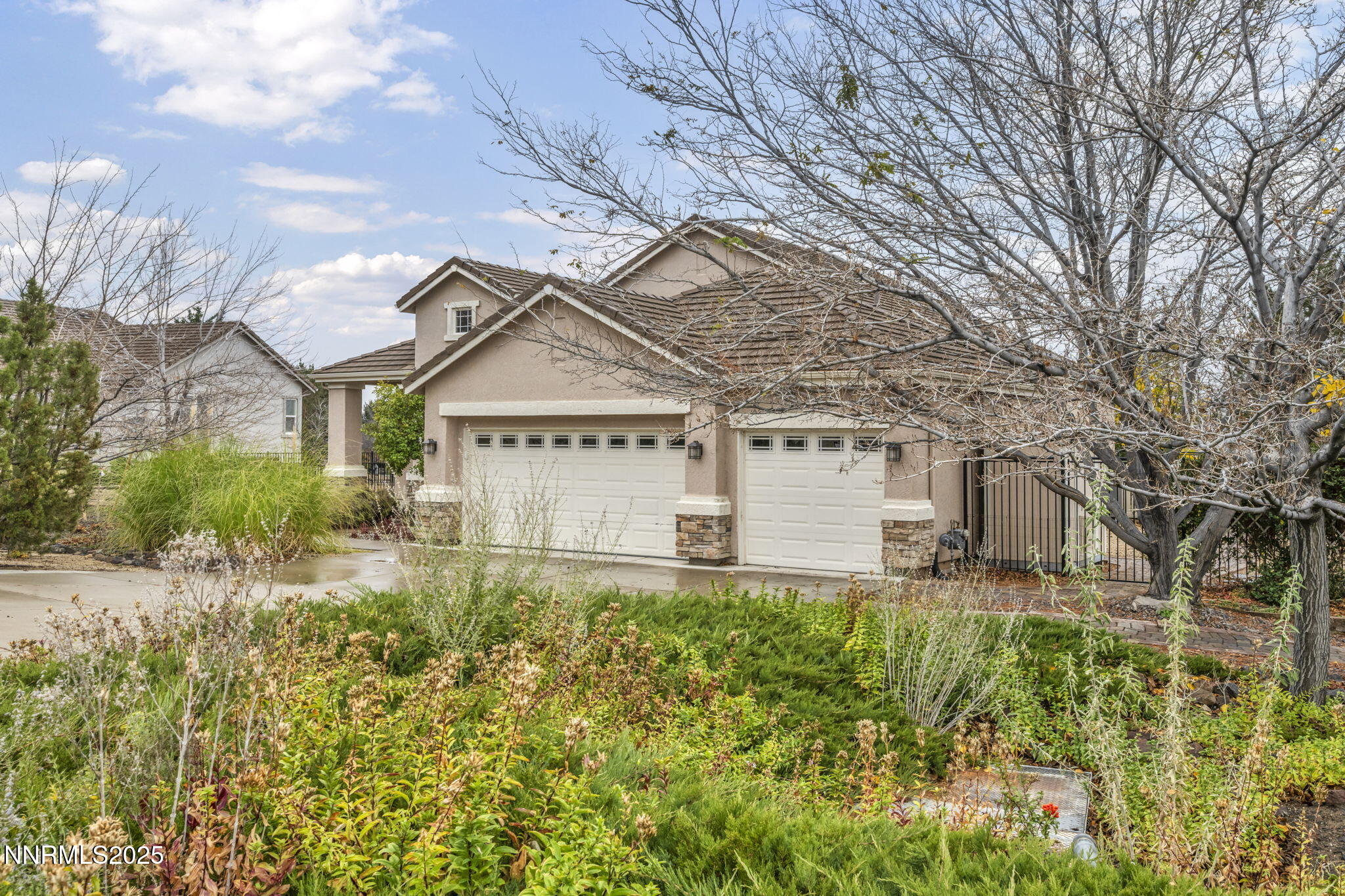 3-web-or-mls-7400-pembroke-dr