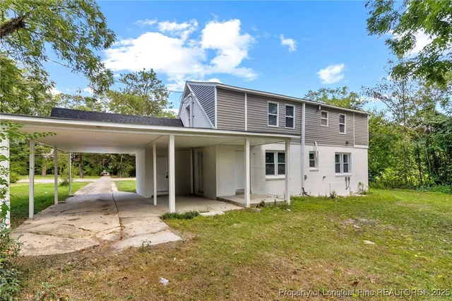 a view of a house with backyard and garden