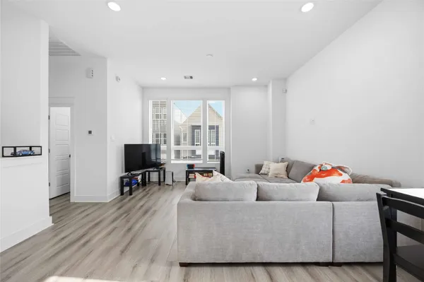 $325,000 | 8320 Springwood Cyn Lane, Houston, TX 77055