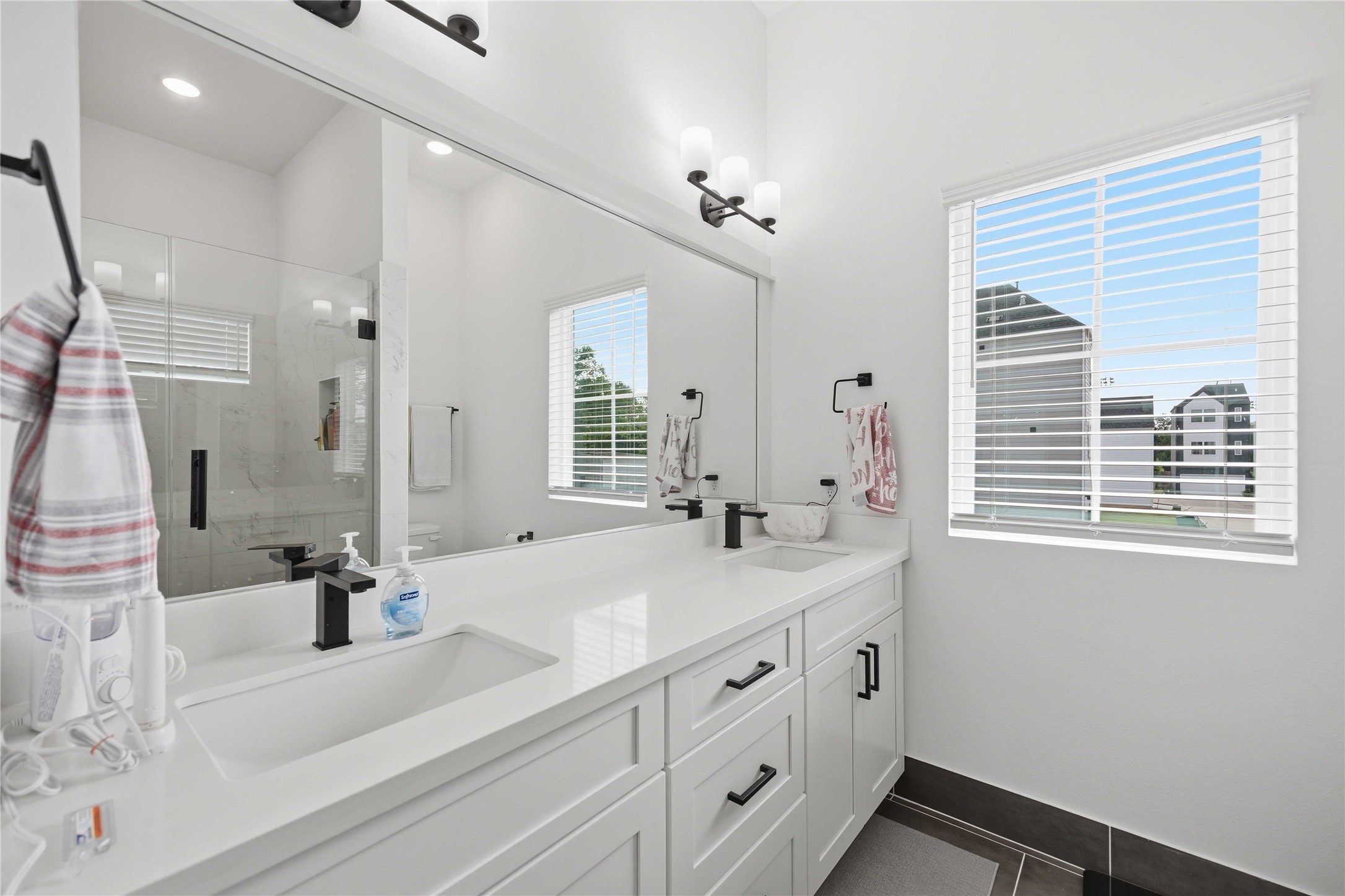 8320 Springwood Cyn Lane Houston, TX 77055 - Photo 19 of 25 Primary Bathroom