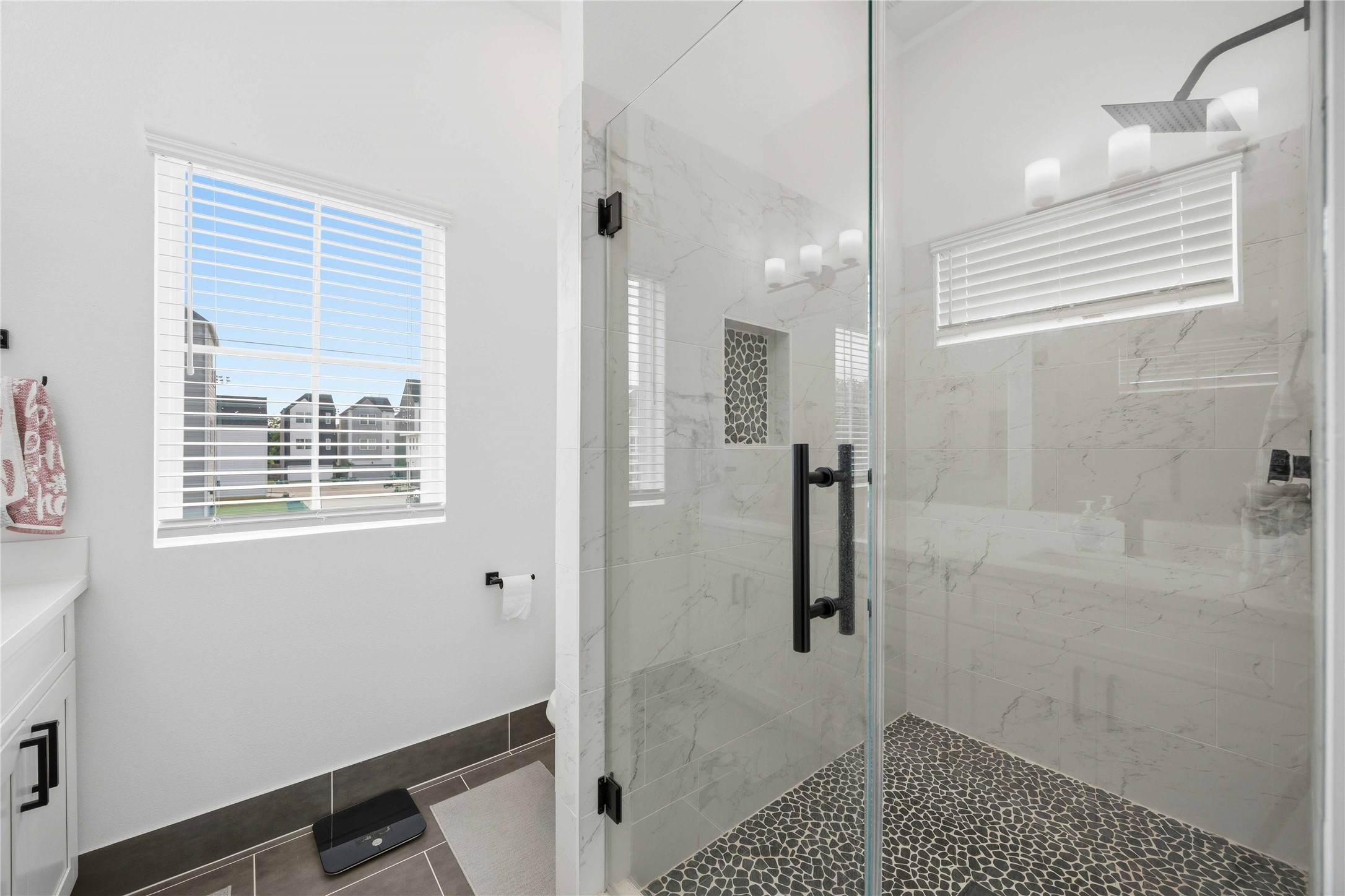 8320 Springwood Cyn Lane Houston, TX 77055 - Photo 21 of 25 Primary Bathroom