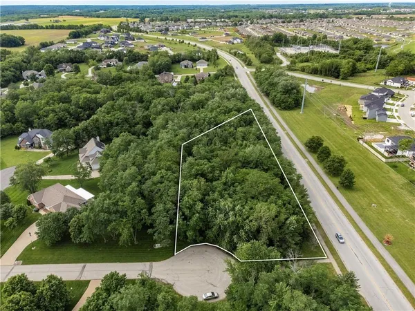 $95,000 | 802 Southeast Willow Ridge Drive, Blue Springs, MO 64014