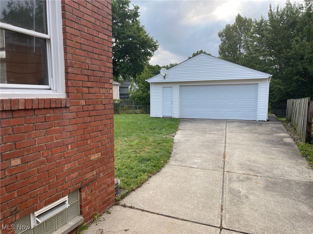 1539 Winchester Road Lyndhurst, OH 44124 - Photo 16 of 21 2-car garage