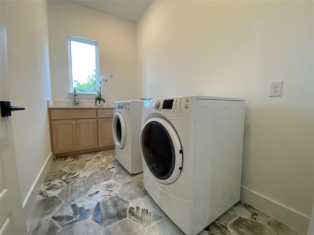 807 South Glasgow Drive Dallas, TX 75223 - Photo 22 of 25 a utility room with dryer and washer