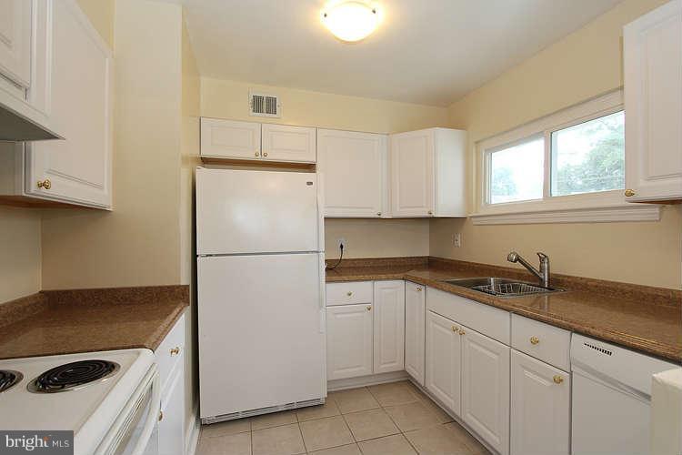 711 Dryden Street Silver Spring, MD 20901 - Photo 12 of 30 Kitchen