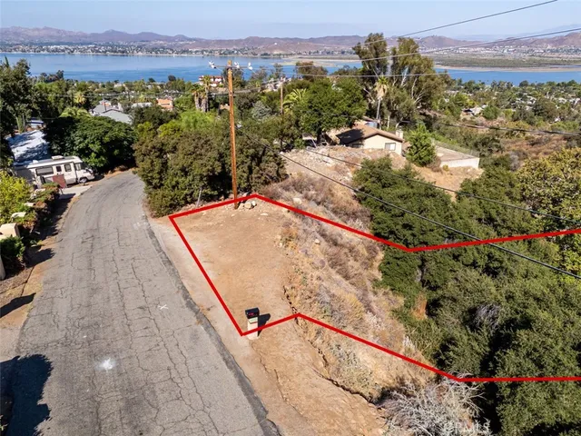 an outdoor space with lots of plants and lake view