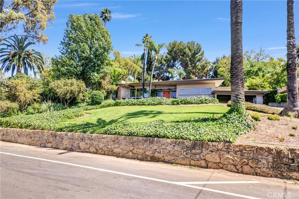 5008 Myrtle Avenue Riverside, CA 92506 - Photo 4 of 29