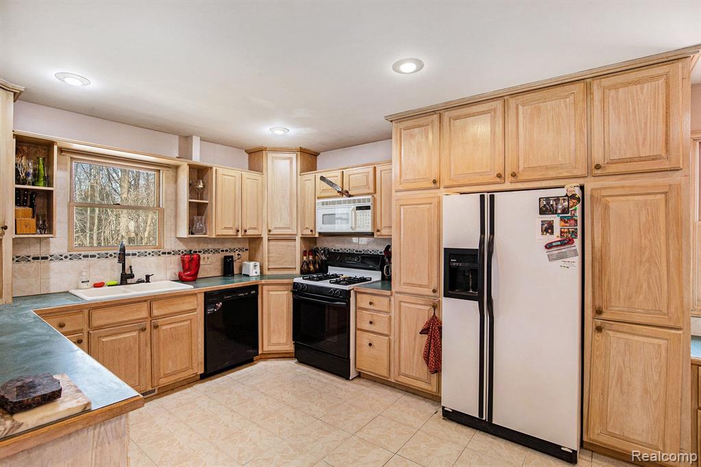 6126 North Belsay Road Flint, MI 48506 - Photo 7 of 42