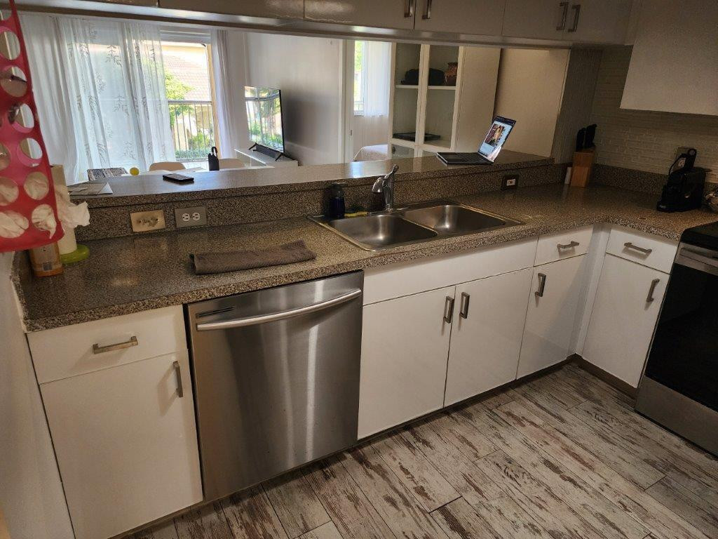 460 South Park Road, Unit 6209 Hollywood, FL 33021 - Photo 7 of 25 a kitchen with sink and window