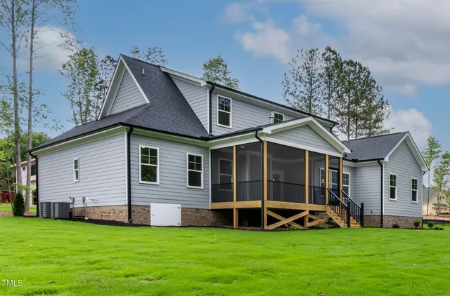 a view of a livingroom with a ceiling fan and refrigerator