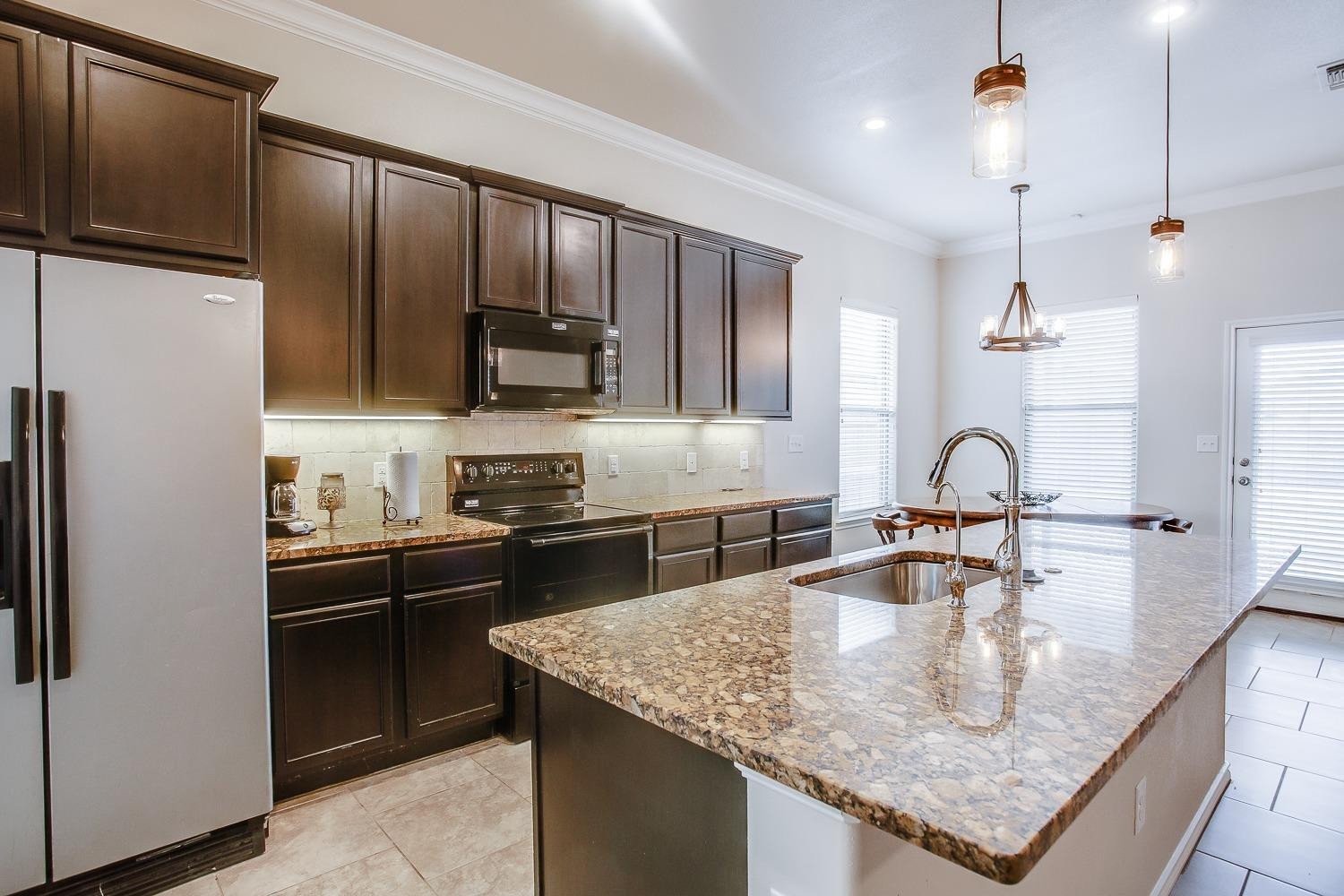 7428 103rd Street Lubbock, TX 79424 - Photo 6 of 18 Under Cabinet Lighting.