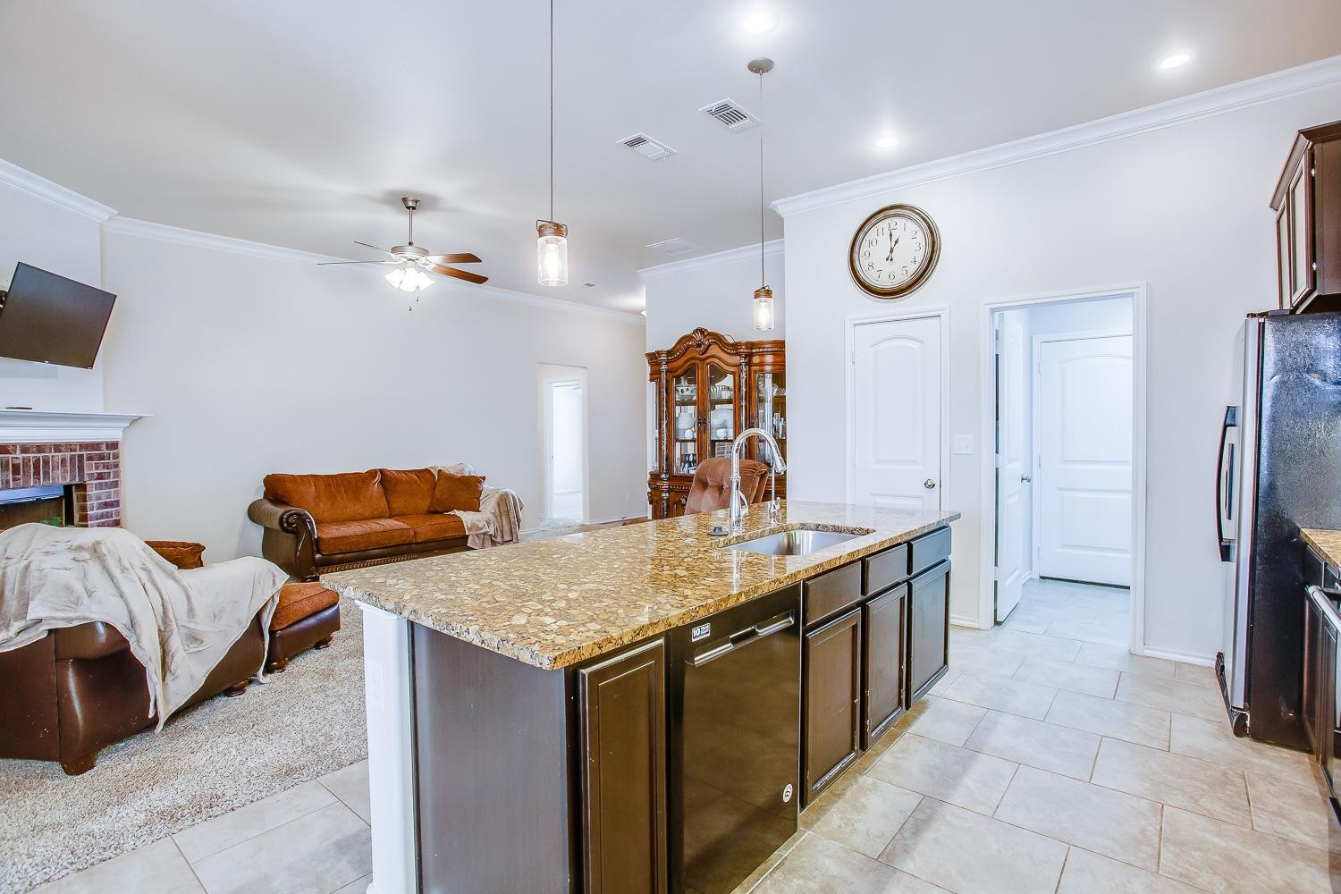 7428 103rd Street Lubbock, TX 79424 - Photo 9 of 18 Large island w/ bartop seating