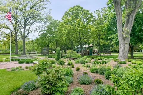 $1,095,000 | 28 Lancaster Lane, Lincolnshire, IL 60069