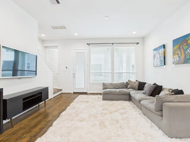 $2,800 | 2761 Clinton Drive, Houston, TX 77020