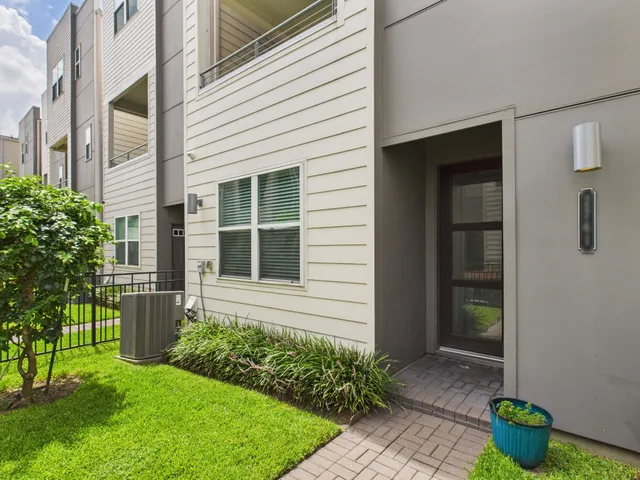 $2,800 | 2761 Clinton Drive, Houston, TX 77020