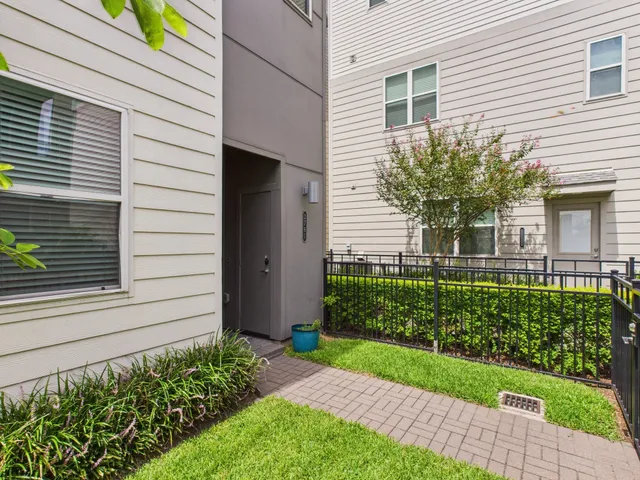 $2,800 | 2761 Clinton Drive, Houston, TX 77020