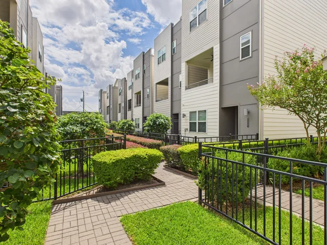 $2,800 | 2761 Clinton Drive, Houston, TX 77020