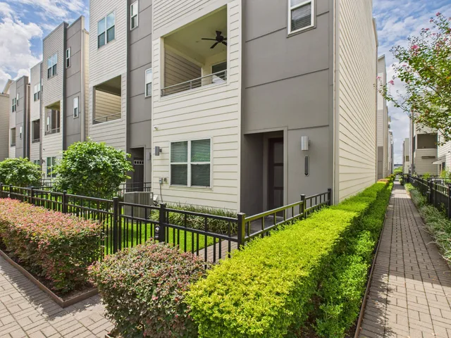 $2,800 | 2761 Clinton Drive, Houston, TX 77020