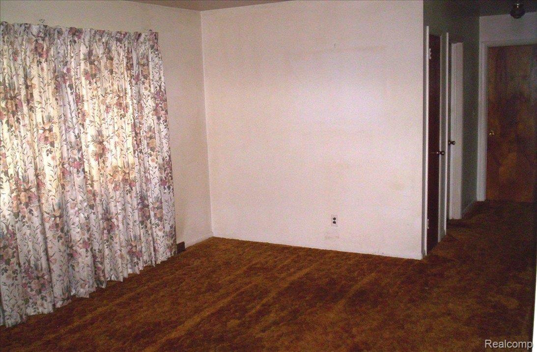 19730 Karr Road Belleville, MI 48111 - Photo 2 of 6 LIVING ROOM