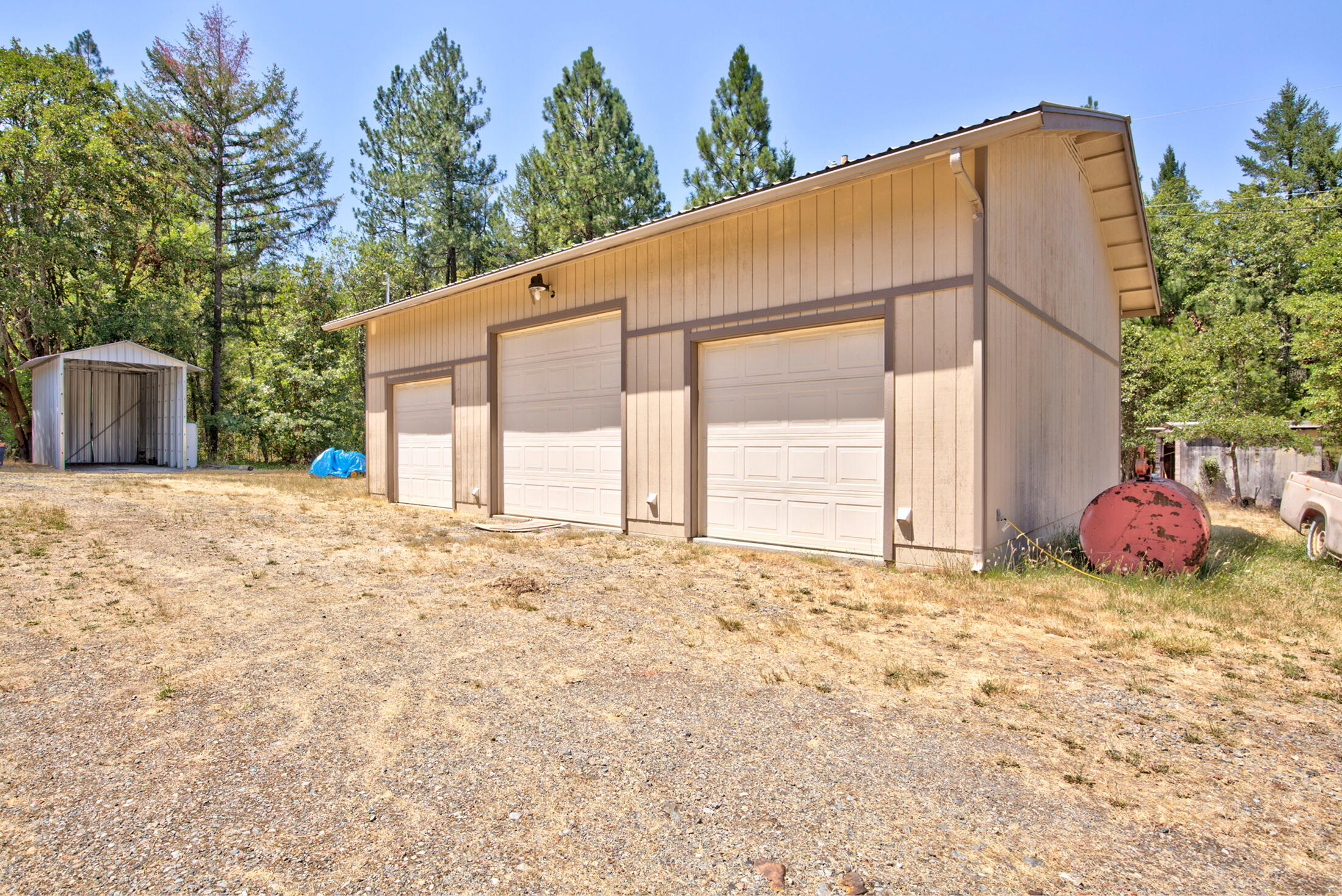1750 East Fork Road Williams, OR 97544 - Photo 22 of 31 1200 SF Garage