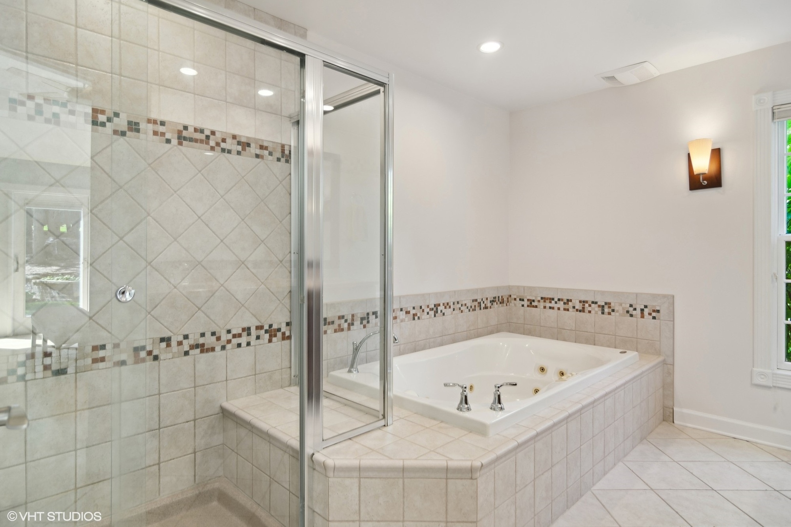 716 Saddle Ridge Crystal Lake, IL 60012 - Photo 18 of 42 a bathroom with a bathtub and shower