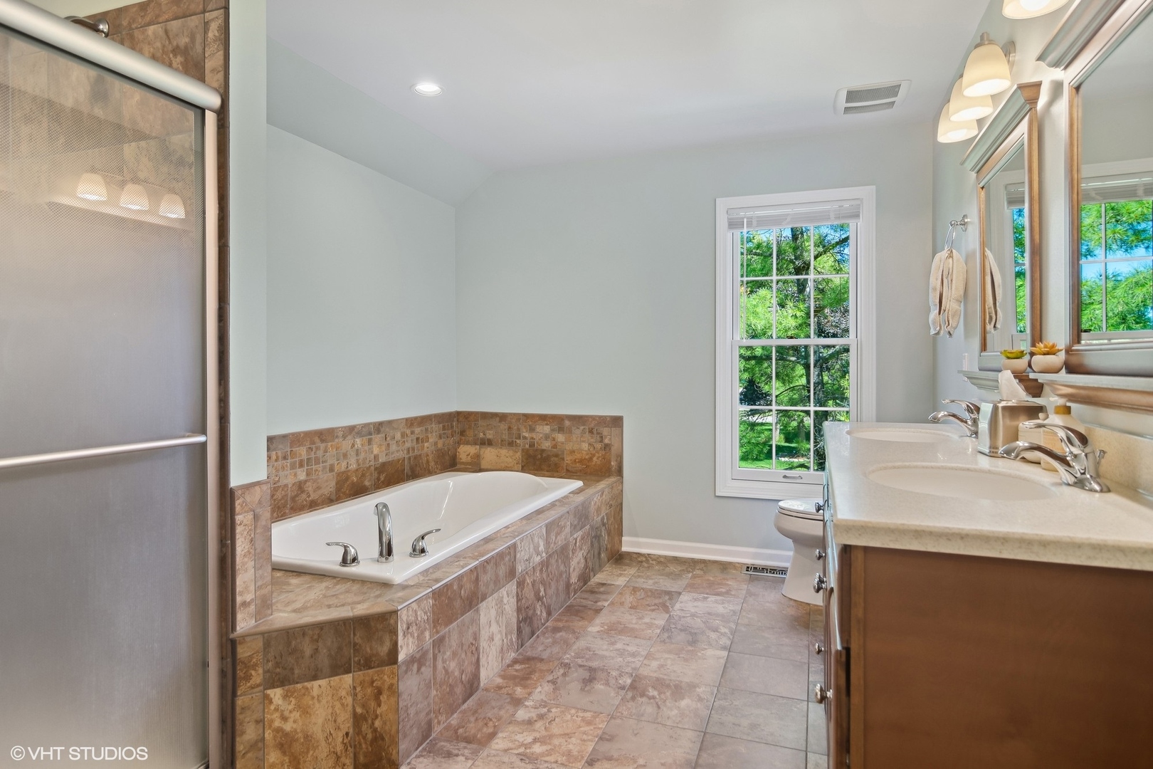 716 Saddle Ridge Crystal Lake, IL 60012 - Photo 24 of 42 a bathroom with a tub sink and mirror