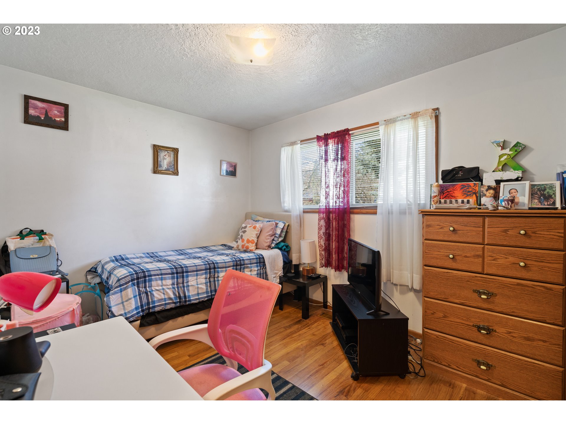 3832 North Kilpatrick Street Portland, OR 97217 - Photo 11 of 34 a living room with furniture and a window