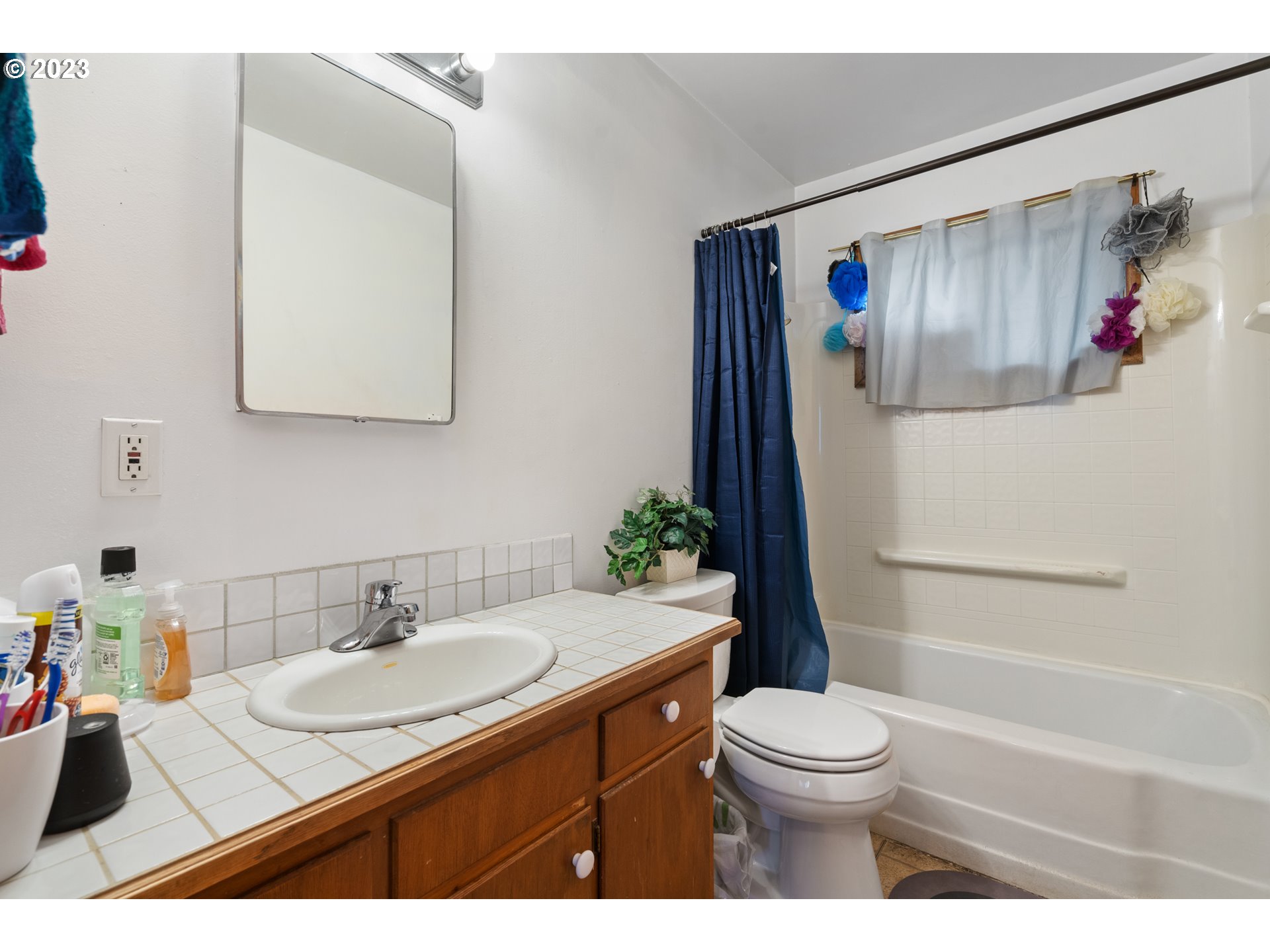 3832 North Kilpatrick Street Portland, OR 97217 - Photo 12 of 34 a bathroom with a sink toilet and shower