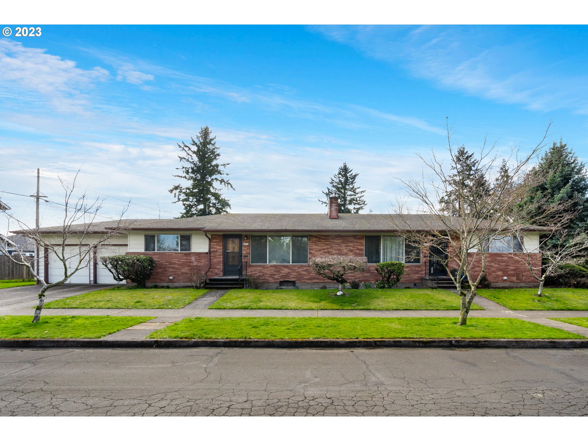3832 North Kilpatrick Street Portland, OR 97217 - Photo 2 of 34 a front view of a house with a garden and plants