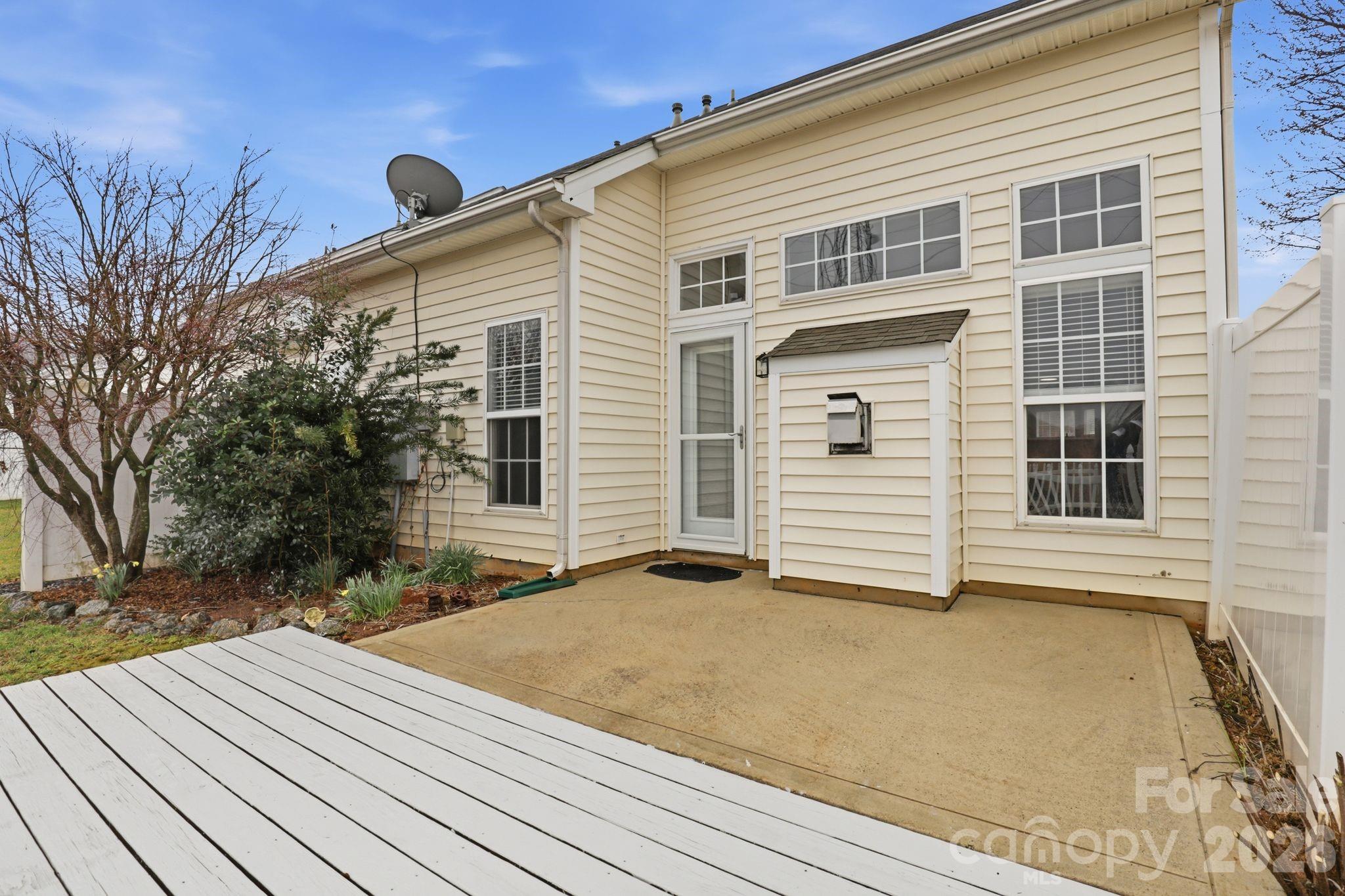 7978 Mariners Pointe Circle Denver, NC 28037 - Photo 33 of 37 a view of a house with backyard and sitting area