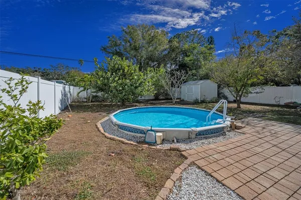 a view of a backyard