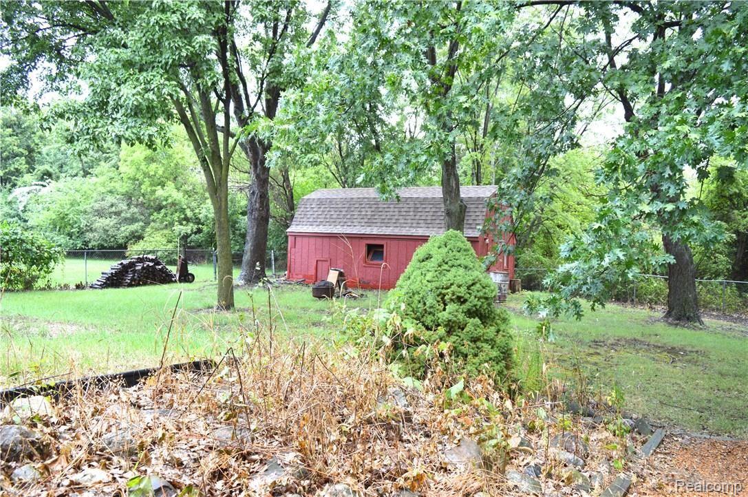 4061 Elms Road Swartz Creek, MI 48473 - Photo 11 of 36 Large Back Yard