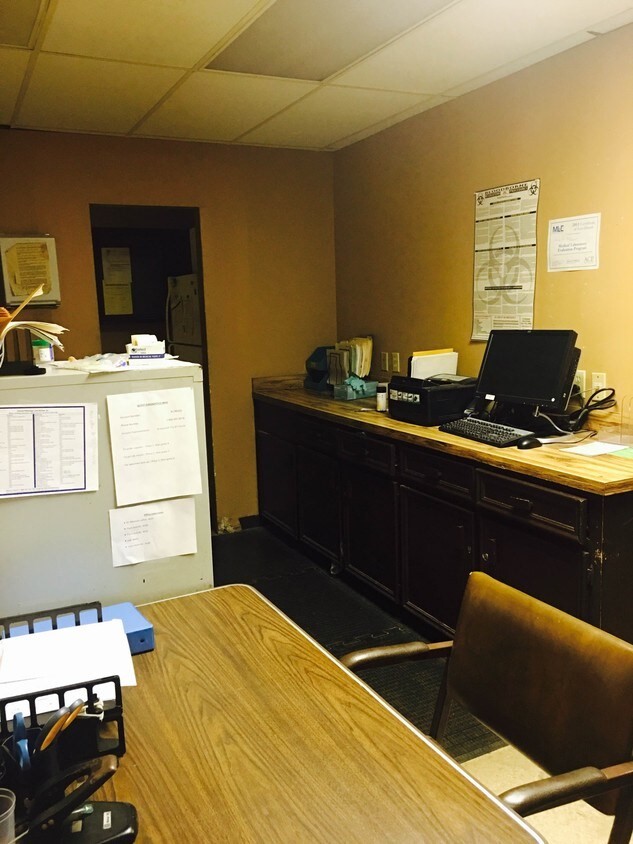 14215 South Post Oak Road Houston, TX 77045 - Photo 8 of 10 a room with a bed and a desk