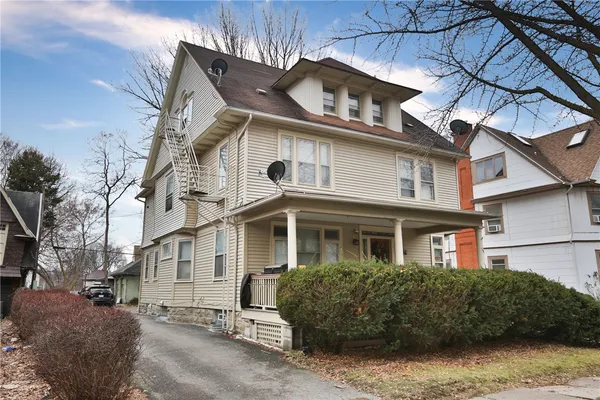 $1,250 | 195 Harvard Street, Unit 3, Rochester, NY 14607